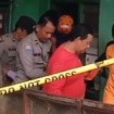 Aparat kepolisian dan Infais sedang mengevakuasi korban, kakek Sugeng Sugianto, 70 tahun yang tewas terbakar di rumahnya Miji, Mojokerto. instagram@kabardepanmojokerto