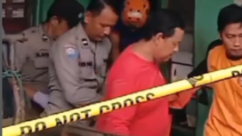Aparat kepolisian dan Infais sedang mengevakuasi korban, kakek Sugeng Sugianto, 70 tahun yang tewas terbakar di rumahnya Miji, Mojokerto. instagram@kabardepanmojokerto