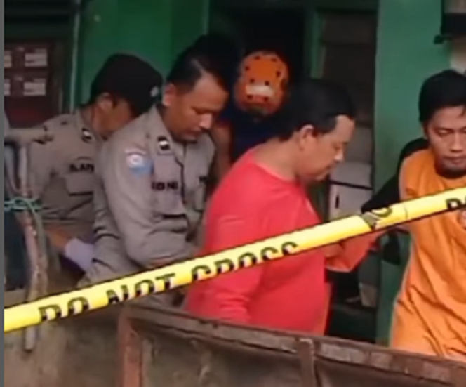 
					Aparat kepolisian dan Infais sedang mengevakuasi korban, kakek Sugeng Sugianto, 70 tahun yang tewas terbakar di rumahnya Miji, Mojokerto. instagram@kabardepanmojokerto