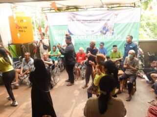 Para lansia penghuni Panti Jompo Lestari bergembira bersama staf dan karyawan Aston Gresik Hotel & Conference Center. (Foto:KREDONEWS/Adi Agus Santoso)