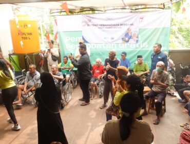 Para lansia penghuni Panti Jompo Lestari bergembira bersama staf dan karyawan Aston Gresik Hotel & Conference Center. (Foto:KREDONEWS/Adi Agus Santoso)