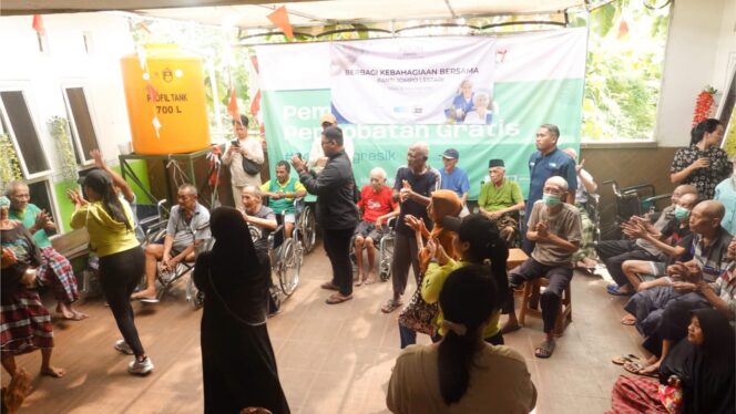 
					Para lansia penghuni Panti Jompo Lestari bergembira bersama staf dan karyawan Aston Gresik Hotel & Conference Center. (Foto:KREDONEWS/Adi Agus Santoso)
