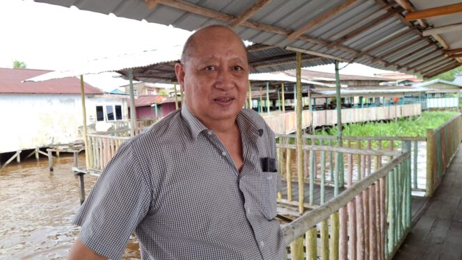 
					Liu Tjin Thong, pemilik Restoran Teratai Indah Sungai Kakap, Kubu Raya, Kalimantan Barat. (Foto: KREDONEWS.COM/ Hadi S Purwanto)