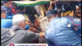 Proses pemakaman warga Bandar Lampung penyandang obesitas seberat 200 kg, dilaksanakan Kamis, 12 Desember 2024. instagram@lampunggehnews