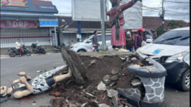 Patung Menakjinggo-Dayun di pertigaan Cluring, Banyuwangi berantakan akibat ditabrak oleh sebuah Avanza yang dikemudian oleh  I Gusti Agung Abdurrahman, 57, warga Silo Jember, meninggal dunia di tempat, Sabtu 29 Desember 2024. Foto: wanipedes.id