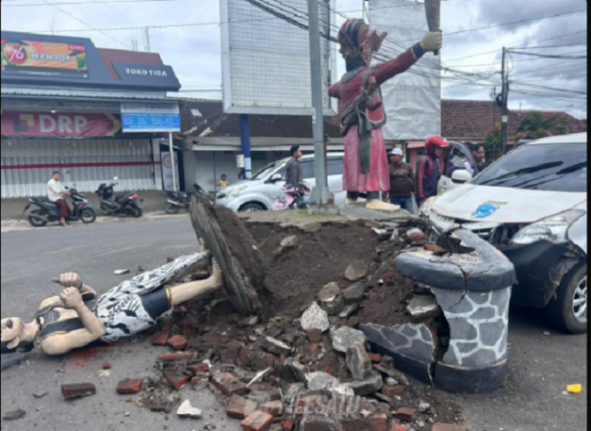 
					Patung Menakjinggo-Dayun di pertigaan Cluring, Banyuwangi berantakan akibat ditabrak oleh sebuah Avanza yang dikemudian oleh  I Gusti Agung Abdurrahman, 57, warga Silo Jember, meninggal dunia di tempat, Sabtu 29 Desember 2024. Foto: wanipedes.id