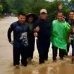 Menteri Pertanian (Mentan) Andi Amran Sulaiman bersama rombongan menerobos banjir di wilayah Kabupaten Maros, Sulawesi Selatan saat meninjai pertanian di wilayah itu, Sabtu (21/12/2024) (Foto: Dok. Kementan RI)