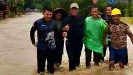 Menteri Pertanian (Mentan) Andi Amran Sulaiman bersama rombongan menerobos banjir di wilayah Kabupaten Maros, Sulawesi Selatan saat meninjai pertanian di wilayah itu, Sabtu (21/12/2024) (Foto: Dok. Kementan RI)