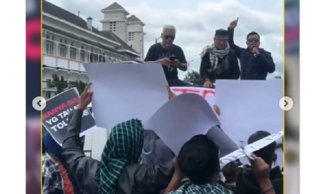 
					Massa aksi mengatasnamakan Aliansi Santri Jalana mendesak Presiden Prabowo menolak pengunduruan diri Gus Miftah, di Jogjakarta, Senin 9 Desember 2024. instagram@ctd.insider