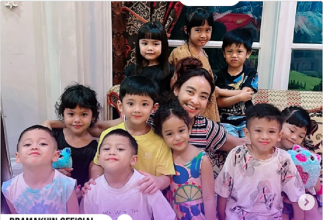 
					Monica Soraya sedang berfoto bersama sebagian anak-anaknya pada acara iulang tahun ke 4 salah satu anak adopsinya bernama Mona, 24 November 2024 lalu. instagram@monica_soraya_haryanto