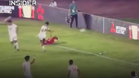 Posisi Marcelino terjatuh, bola di kaki Hein Phyo Win langsung ditendangkan ke kepala pemian Timnas Indonesia. tangkap layar video instagram@ctd.insider