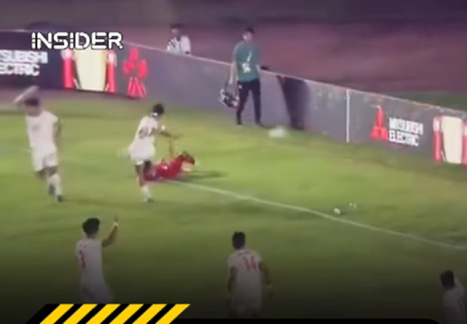 
					Posisi Marcelino terjatuh, bola di kaki Hein Phyo Win langsung ditendangkan ke kepala pemian Timnas Indonesia. tangkap layar video instagram@ctd.insider