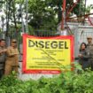 Teguh Narutomo, Pj Bupati Jombang (ketiga dari kiri) didampingi Kasatpol PP, Thomson Tranggono (kedua dari kiri) mengepalkan tangan saat memimpin langsung penyegelan tower BTS di Jl. KH Mimbar dan Jl. Hayam Wuruk, Jombang, Jawa Timur, Selasa (24/12/2024). (Foto: KREDONEWS.COM/ Hadi S Purwanto)