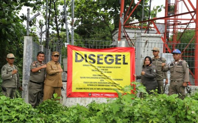 
					Teguh Narutomo, Pj Bupati Jombang (ketiga dari kiri) didampingi Kasatpol PP, Thomson Tranggono (kedua dari kiri) mengepalkan tangan saat memimpin langsung penyegelan tower BTS di Jl. KH Mimbar dan Jl. Hayam Wuruk, Jombang, Jawa Timur, Selasa (24/12/2024). (Foto: KREDONEWS.COM/ Hadi S Purwanto)