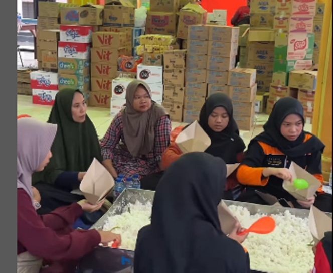 
					Dapur Umum di Balai Desa Ngingasrembyong Sooka untuk Pasok Makanan 3.275 Warga Terdampak Banjir Mojokerto