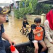 Novita Hardini saat meninjau banjir bersama anak sulungnya, Muhamad Arkan Nur Arifin. (Foto: Istimewa)