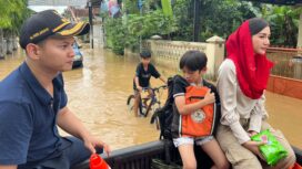 Novita Hardini saat meninjau banjir bersama anak sulungnya, Muhamad Arkan Nur Arifin. (Foto: Istimewa)