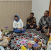 Pj Bupati Batang, Lani Dwi Rejeki, memberikan perhatian khusus datangi rumah keluarga Burhanudin, warga Desa Lebo, Kecamatan Warungasem, yang baru saja dikaruniai bayi dengan kebutuhan khusus. instagram@batanghelp