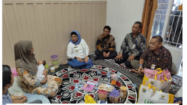 Pj Bupati Batang, Lani Dwi Rejeki, memberikan perhatian khusus datangi rumah keluarga Burhanudin, warga Desa Lebo, Kecamatan Warungasem, yang baru saja dikaruniai bayi dengan kebutuhan khusus. instagram@batanghelp
