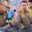 Sekretaris Daerah Kabupaten (Sekdakab) Sumenep, Edy Rasiyadi memeriksa bungkus kemasan minyak Kita yang dijual di pasar murah Alun-alun Potre Koneng, Sumenep, Madura. Foto: Kominfosumenep