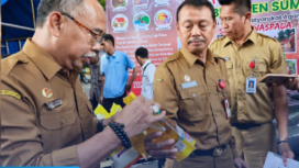 Sekretaris Daerah Kabupaten (Sekdakab) Sumenep, Edy Rasiyadi memeriksa bungkus kemasan minyak Kita yang dijual di pasar murah Alun-alun Potre Koneng, Sumenep, Madura. Foto: Kominfosumenep