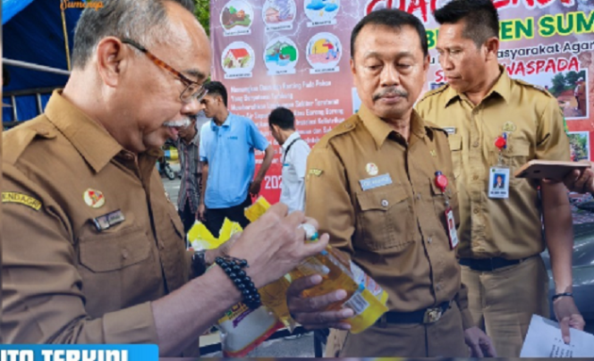 
					Sekretaris Daerah Kabupaten (Sekdakab) Sumenep, Edy Rasiyadi memeriksa bungkus kemasan minyak Kita yang dijual di pasar murah Alun-alun Potre Koneng, Sumenep, Madura. Foto: Kominfosumenep