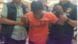 Polisi memapah tersangka bernama Yusak, 33, pelaku pembunuh ipar, kakak, keponakan di Kediri dengan motif untuk menguasai harta bendanya. instagram@kediri raya_info