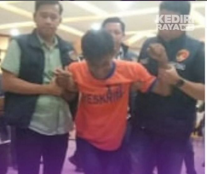 
					Polisi memapah tersangka bernama Yusak, 33, pelaku pembunuh ipar, kakak, keponakan di Kediri dengan motif untuk menguasai harta bendanya. instagram@kediri raya_info