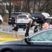Para siswa dievakuasi keluar gedung sekolah, pasca penembakan di sekolah di Amerika, pelaku tewas, membawa dua korban lain seorang guru dan satu siswa. Foto: CNN