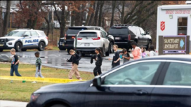 Para siswa dievakuasi keluar gedung sekolah, pasca penembakan di sekolah di Amerika, pelaku tewas, membawa dua korban lain seorang guru dan satu siswa. Foto: CNN
