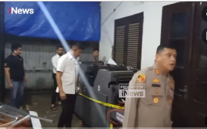 
					Polisi Tangkap 5 Tersangka dan Sita Mesin Cetak Uang Palsu di Perpus UIN Makassar