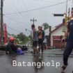 Diduga akibat palang pintu buka tutup tidak satbail, menyebabkan terjadi kecelakaan mtoro dengan KA Sentono Pagi, di pelrintasan Jl.  Hasim Ashari, Pekalongan, Sabtu, 14 Desember 2024 pagi. tangkap layar video@batanghelp