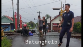 Diduga akibat palang pintu buka tutup tidak satbail, menyebabkan terjadi kecelakaan mtoro dengan KA Sentono Pagi, di pelrintasan Jl.  Hasim Ashari, Pekalongan, Sabtu, 14 Desember 2024 pagi. tangkap layar video@batanghelp