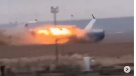 Jatuh dan meledak, patah menjadi tiga bagian pesawat penumpang jenis Embraer 190, angkut 67 penumpang dan awak, jatuh di bandara Aktau, wilayah Kazakhstan. 25 Desember 2024. Instagram@ctd.insider