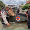 Pj Bupati Jombang Teguh Narutomo bersama beberapa staf meninjau lokasi banjir di Jombok, Kesamben, menggunakan perahu BPBF. instagram@jombanginformasi_
