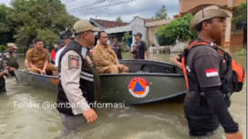Pj Bupati Jombang Teguh Narutomo bersama beberapa staf meninjau lokasi banjir di Jombok, Kesamben, menggunakan perahu BPBF. instagram@jombanginformasi_