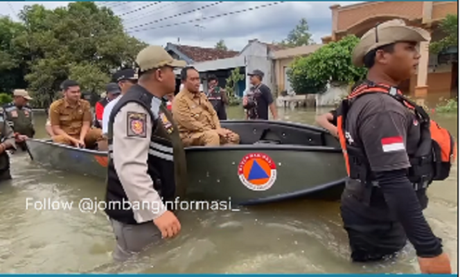 
					Pj Bupati Jombang Teguh Narutomo bersama beberapa staf meninjau lokasi banjir di Jombok, Kesamben, menggunakan perahu BPBF. instagram@jombanginformasi_