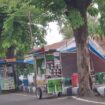 Pedagang Kali Lima (PKL) di Jl. Patimura, Jombang. lapak mereka di Jl. KH Wahid Hasyim untuk acara menyambut Tahun Baru 2025 diduga diperjualbelikan. (Foto: KREDONEWS.COM/ Hadi S Purwanto)