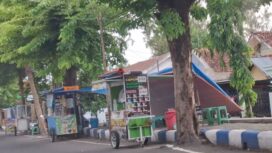 Pedagang Kali Lima (PKL) di Jl. Patimura, Jombang. lapak mereka di Jl. KH Wahid Hasyim untuk acara menyambut Tahun Baru 2025 diduga diperjualbelikan. (Foto: KREDONEWS.COM/ Hadi S Purwanto)