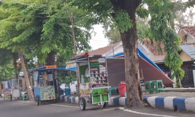 
					Pedagang Kali Lima (PKL) di Jl. Patimura, Jombang. lapak mereka di Jl. KH Wahid Hasyim untuk acara menyambut Tahun Baru 2025 diduga diperjualbelikan. (Foto: KREDONEWS.COM/ Hadi S Purwanto)