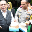 Pj Walikota Madiun Eddy Supriyanto bersama Kapolresta AKBP Agus Dwi Suryanto melakukan simulasi magan bergisi di SDN 4 Madiun, Jumat 6 Desember 2024. Foto: rri.co.id