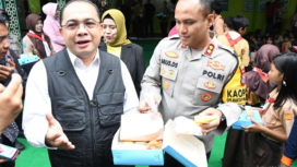 Pj Walikota Madiun Eddy Supriyanto bersama Kapolresta AKBP Agus Dwi Suryanto melakukan simulasi magan bergisi di SDN 4 Madiun, Jumat 6 Desember 2024. Foto: rri.co.id