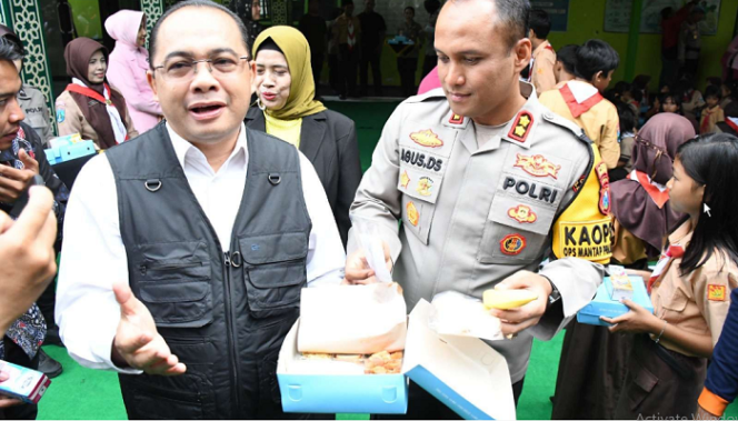 
					Pj Walikota Madiun Eddy Supriyanto bersama Kapolresta AKBP Agus Dwi Suryanto melakukan simulasi magan bergisi di SDN 4 Madiun, Jumat 6 Desember 2024. Foto: rri.co.id