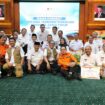 Menko PMK, Pratikno berfoto bersama usai rapat koordinasi tentang hidrometeorologi di Gedung Negara Grahadi, Surabaya, Selasa (17/12/2024) (Foto: KREDONEWS.COM/ Anwar Hudijono)