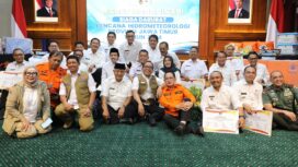 Menko PMK, Pratikno berfoto bersama usai rapat koordinasi tentang hidrometeorologi di Gedung Negara Grahadi, Surabaya, Selasa (17/12/2024) (Foto: KREDONEWS.COM/ Anwar Hudijono)