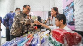 Menko PMK, Pratikno sedang menyalami salah seorang penyandang disabilitas. (Foto: KREDONEWS.COM/ Anwar Hudijono)