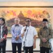Menko PMK, Pratikno didampingi Menteri Pendidikan Dasar dan Menengah Abdul Mu’ti, Menteri Pendidikan Tinggi, Sains dan Teknologi Satryo Brodjonegoro saat memberikan keterangan kepada awak media. (Foto: KREDONEWS.COM/ Anwar Hudijono)