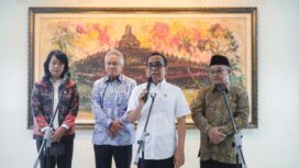 Menko PMK, Pratikno didampingi Menteri Pendidikan Dasar dan Menengah Abdul Mu’ti, Menteri Pendidikan Tinggi, Sains dan Teknologi Satryo Brodjonegoro saat memberikan keterangan kepada awak media. (Foto: KREDONEWS.COM/ Anwar Hudijono)
