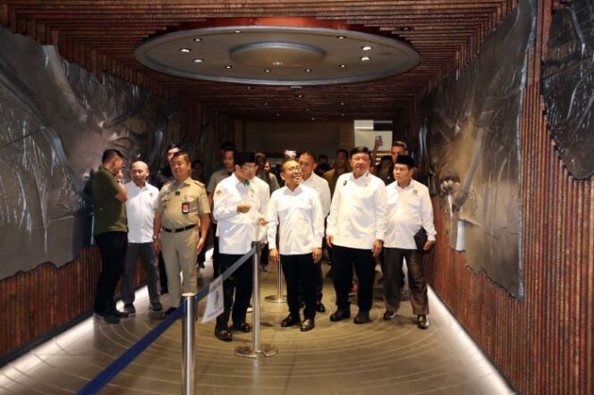 
					Menko PMK, Pratikno saat meninjau 