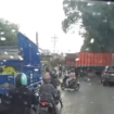 Mobil Terios bertabrakan dengan truk gandeng di Ngranggon, Bangsal, Mojokerto. Korban almi lukan-luka.